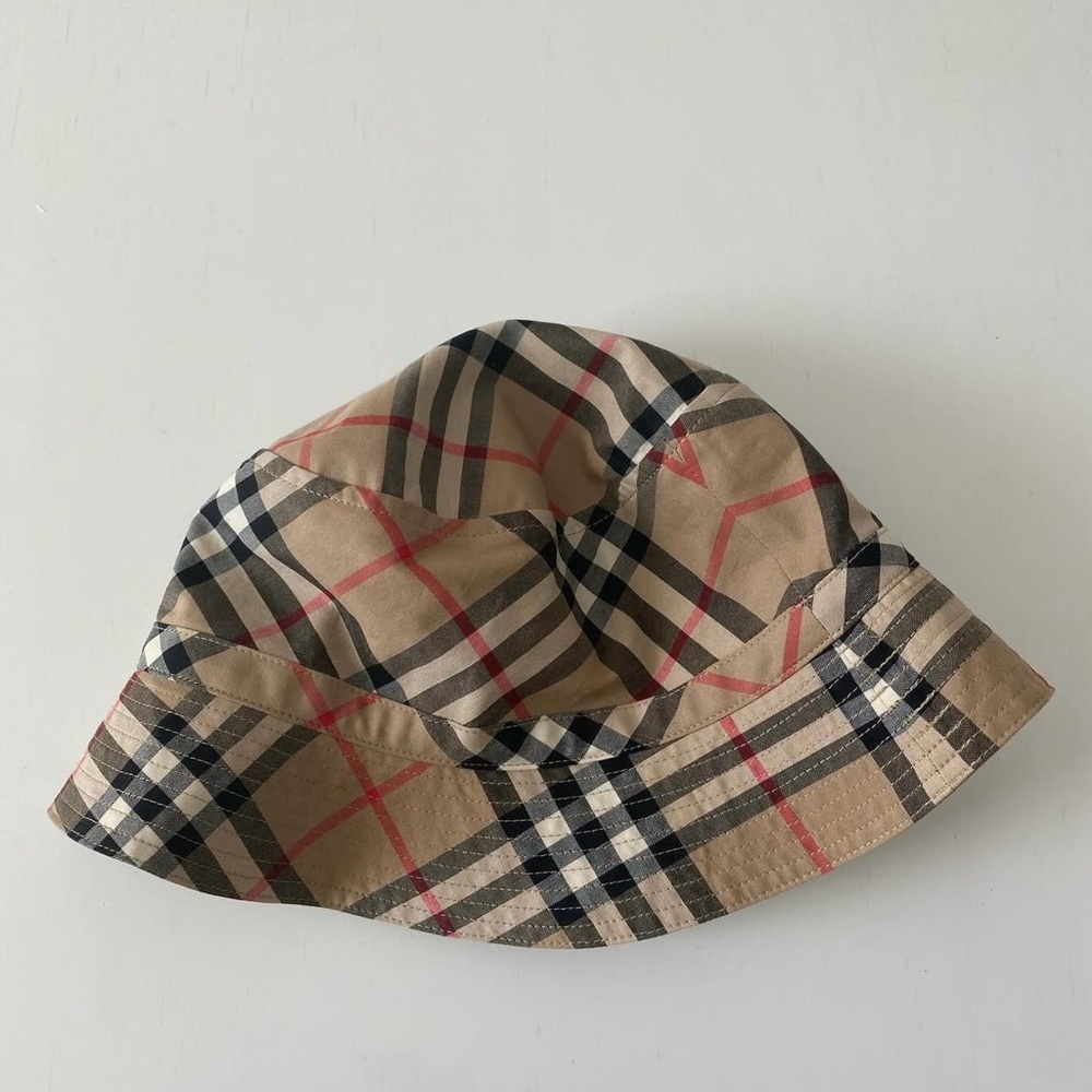 Burberry hat
Size M
Like new